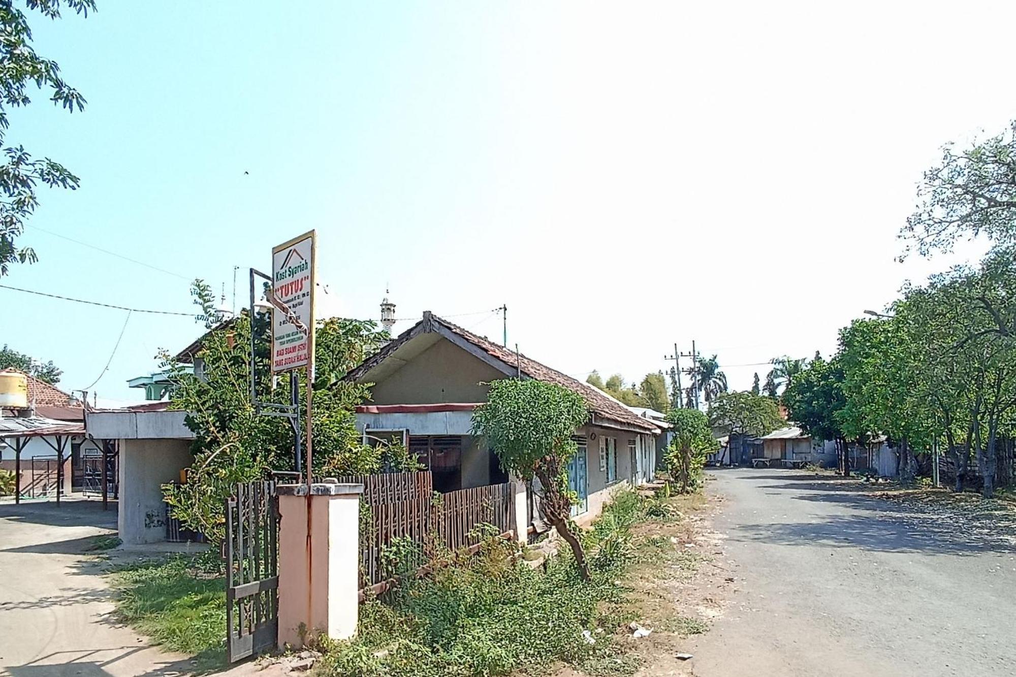 Tutus Homestay Syariah Redpartner Pasuruan Exterior photo